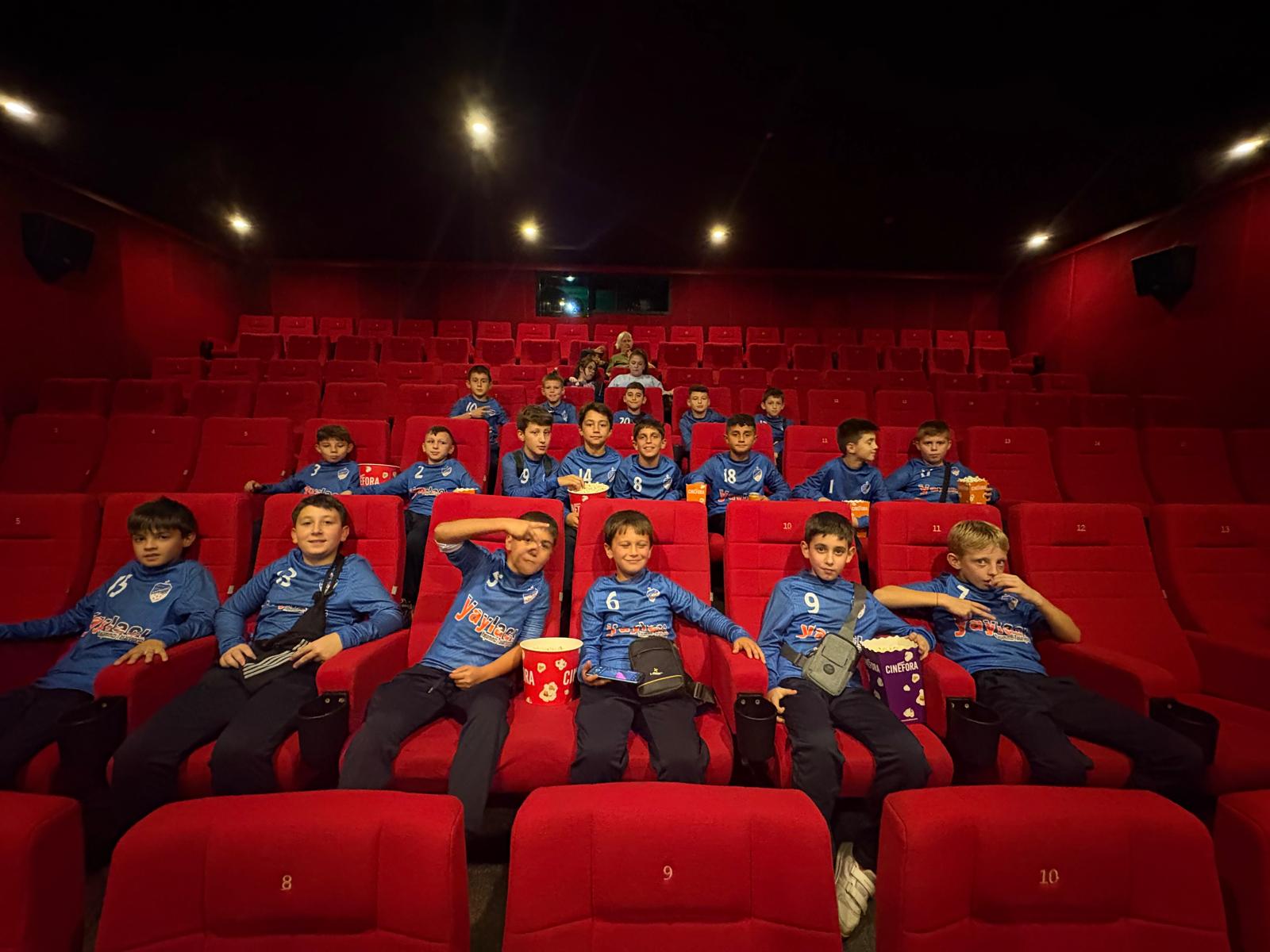 📍Gönen Karşıyakaspor Kulübü, başarılarıyla dikkat çeken U-12 Takımı’na anlamlı bir etkinlik düzenledi.